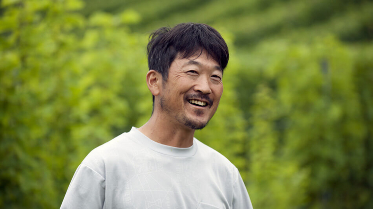 栽培しているブドウの世話は基本的に二人で行っているという佐藤さん。情熱をかけているブドウづくりについて語るときはいつも最高の笑顔だ