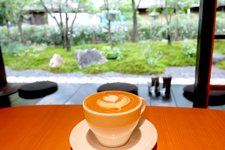 店内には縁側席もあり、庭園を間近に眺めながらくつろげる