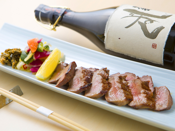 熟成させた牛タンを炭火でサッと焼いた逸品『仙台名物厚切り牛タン焼き』1,580円
