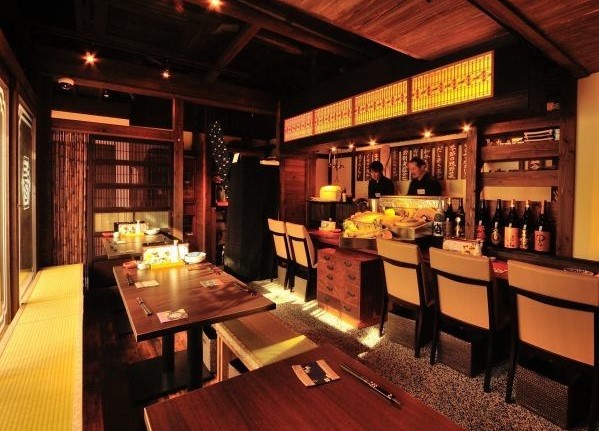 縁側のある古民家風の店内