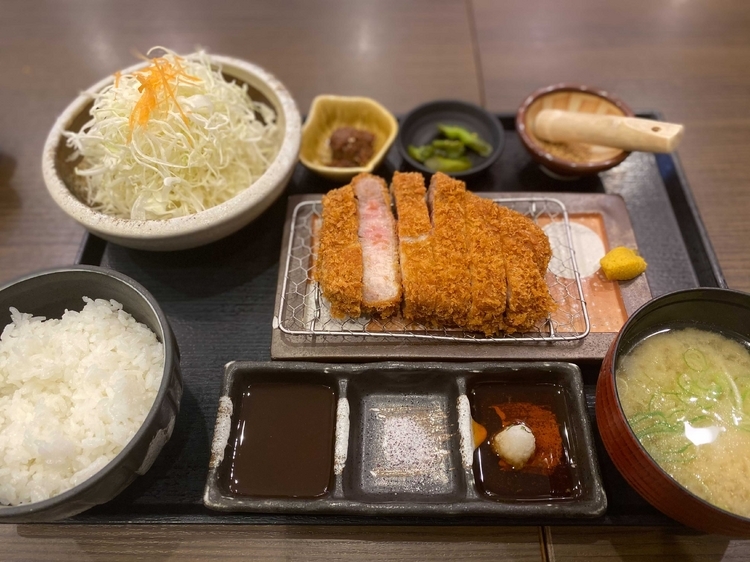 さまざまな味変ツールで誘惑してくる悪魔じみた定食