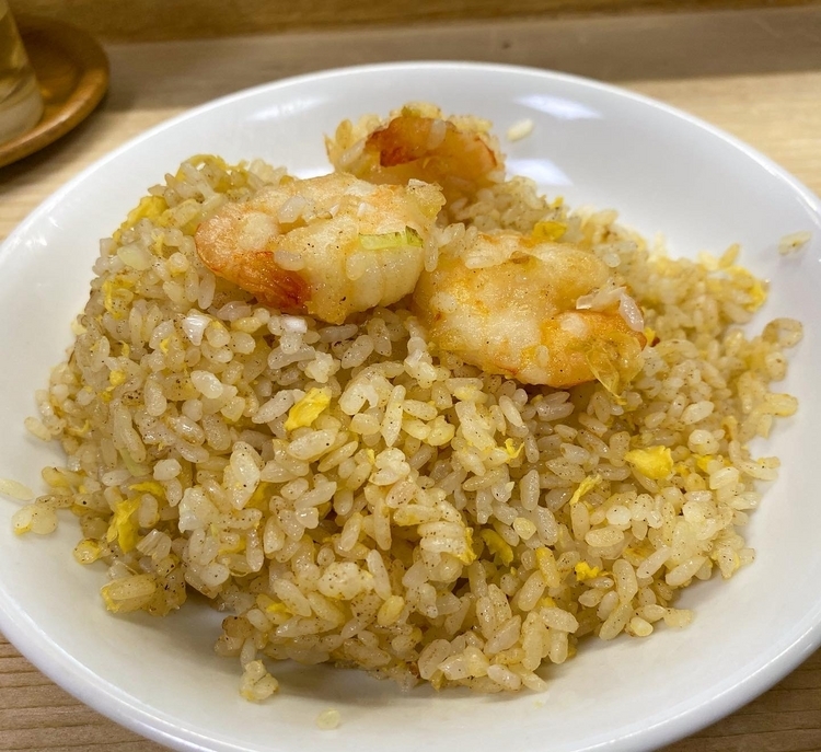 『エビチャーハン』1,000円（税込）。ランチタイムは12:00～12:30という超短時間営業。行列は必至なので要注意